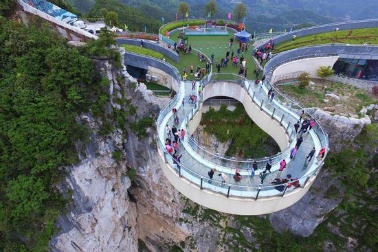 Cầu kính Trương Gia Giới đẹp ngoạn mục trước ngày đóng cửa