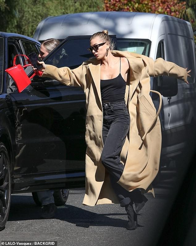 Vợ Justin Bieber mặc gợi cảm, suýt ngã trên phố-1