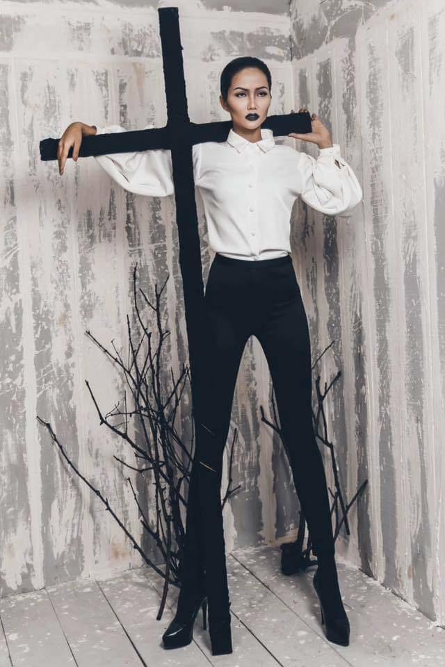 HHen Niê trang điểm ma mị, fan khóc thét tưởng chơi lớn Halloween nhưng sự thật khác hẳn-4