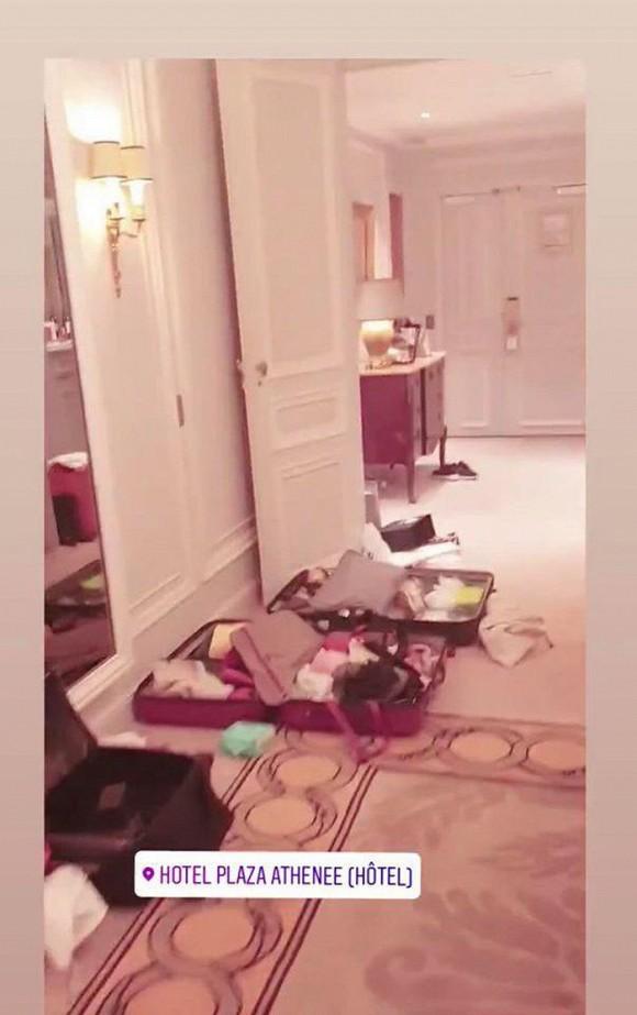 Chẳng phải đi du lịch mới xõa, về đến nhà Ngọc Trinh cũng bày hàng hiệu ngổn ngang dưới sàn-3