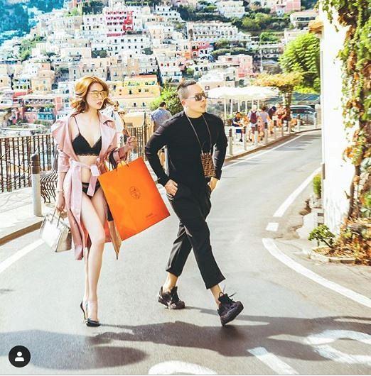 Chẳng phải đi du lịch mới xõa, về đến nhà Ngọc Trinh cũng bày hàng hiệu ngổn ngang dưới sàn-4