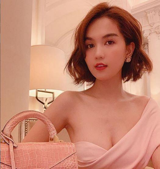 Chẳng phải đi du lịch mới xõa, về đến nhà Ngọc Trinh cũng bày hàng hiệu ngổn ngang dưới sàn-5