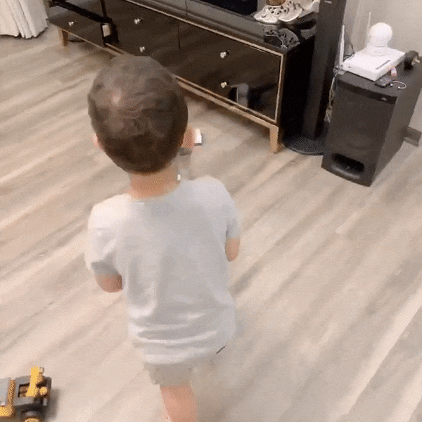 Nhìn con trai 3 tuổi đã biết phụ Ly Kute làm việc nhà, dân tình tấm tắc: Chẳng phụ công mang nặng đẻ đau-3