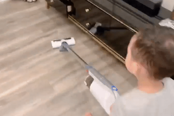 Nhìn con trai 3 tuổi đã biết phụ Ly Kute làm việc nhà, dân tình tấm tắc: 'Chẳng phụ công mang nặng đẻ đau'