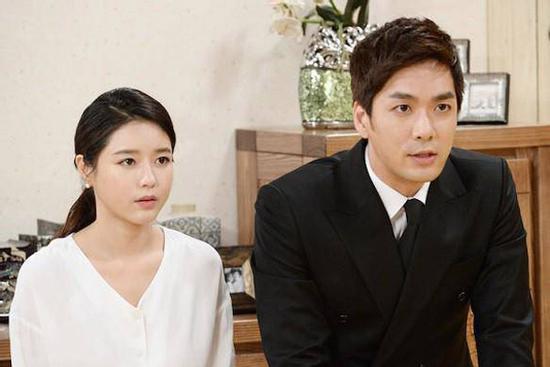 Ngày đầu ra mắt mẹ bạn trai ném vào mặt xấp giấy, cầm chổi quét đuổi tôi về