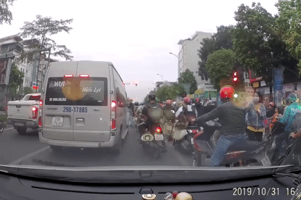 Clip: Cô gái đánh rơi tiền giữa trời mưa, 2 người đàn ông lao ra nhặt mất, mặc chủ nhân xin lại vẫn không trả-1