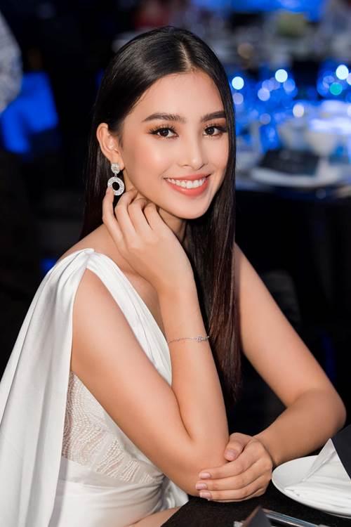 Đăng ảnh đọ mặt mộc với Tiểu Vy, Hoa hậu Ngọc Hân lép vế thấy rõ-1