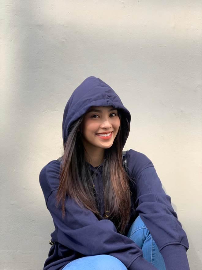 Đăng ảnh đọ mặt mộc với Tiểu Vy, Hoa hậu Ngọc Hân lép vế thấy rõ-8