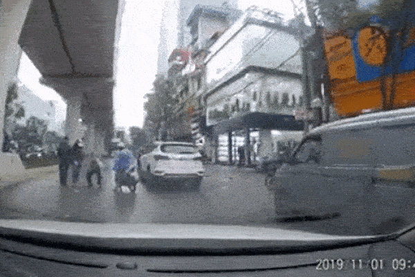 Clip: Tài xế Grabbike lao lên xe đánh tài xế xe buýt rồi bị chốt cửa, bất chấp CSGT gào thét Mở cửa ra-3