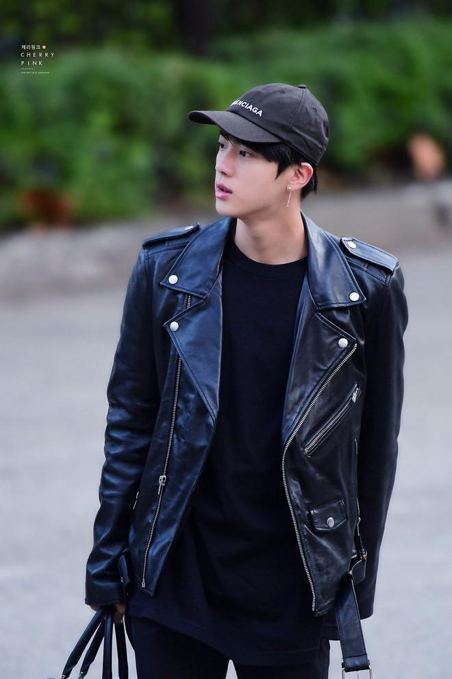 Học cách mặc áo khoác da đẹp như Jin (BTS) và dàn sao Hàn Quốc-1
