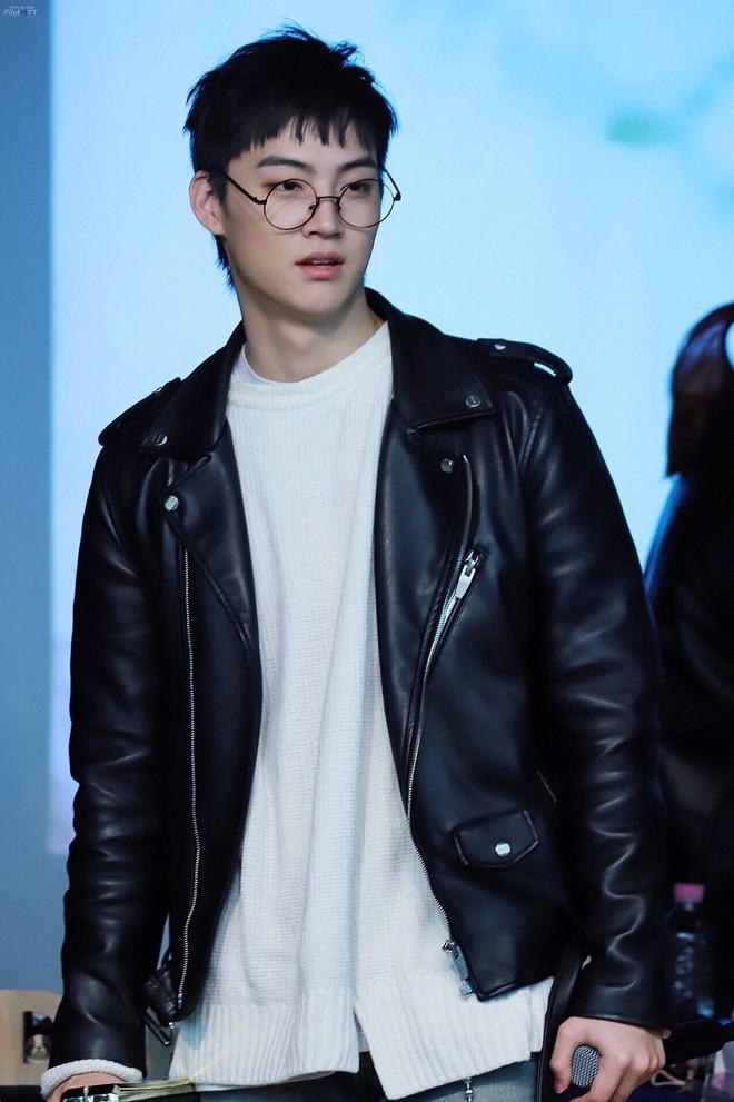 Học cách mặc áo khoác da đẹp như Jin (BTS) và dàn sao Hàn Quốc-3