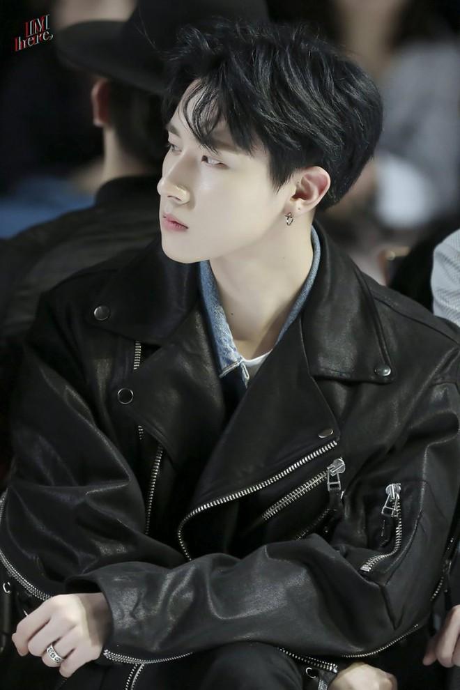 Học cách mặc áo khoác da đẹp như Jin (BTS) và dàn sao Hàn Quốc-8