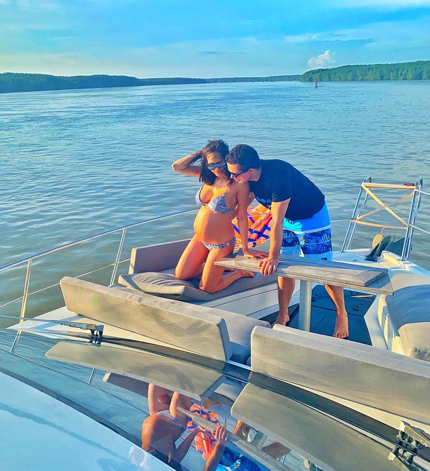 Mẹ bầu Phương Mai khiến hội bỉm sữa chết khiếp: Cận ngày sinh vẫn yoga tư thế khó, mặc bikini quẩy trên du thuyền-8