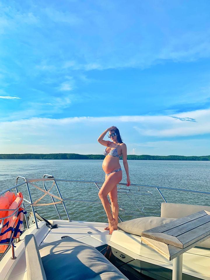 Mẹ bầu Phương Mai khiến hội bỉm sữa chết khiếp: Cận ngày sinh vẫn yoga tư thế khó, mặc bikini quẩy trên du thuyền-6