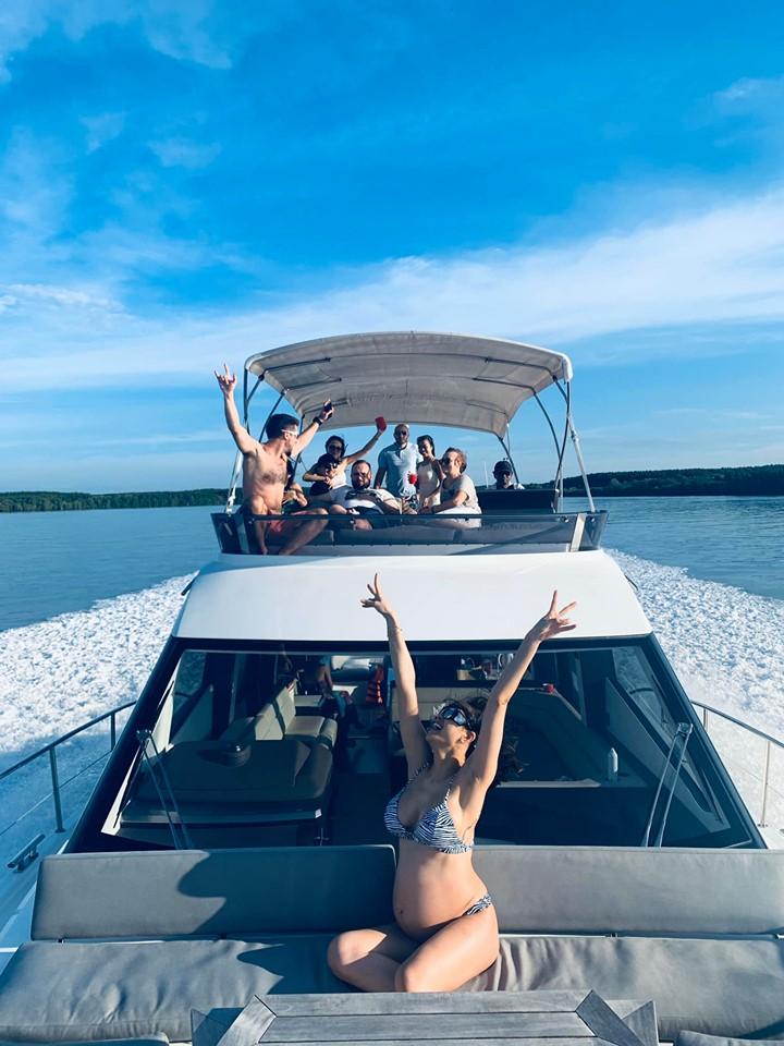 Mẹ bầu Phương Mai khiến hội bỉm sữa chết khiếp: Cận ngày sinh vẫn yoga tư thế khó, mặc bikini quẩy trên du thuyền-10