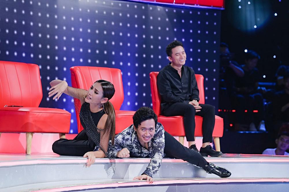 Võ Hoàng Yến té ghế, lê lết khắp mặt sàn khi nghe Thùy Chi song ca cùng thảm họa khách mời-3