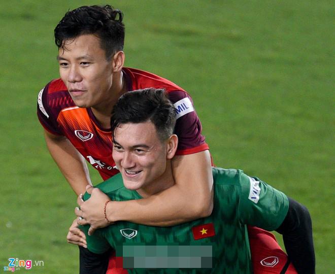 Quế Ngọc Hải nhảy lên lưng Văn Lâm, trêu đồng đội không phải gấu dữ-1