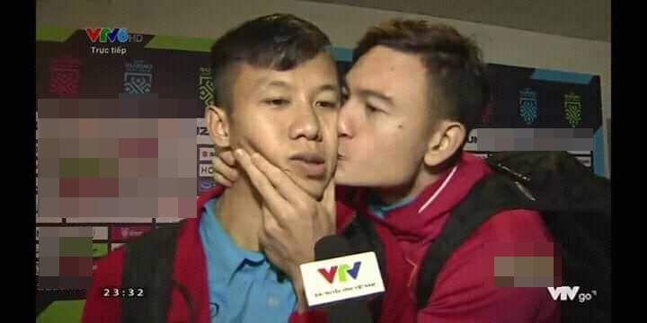 Quế Ngọc Hải nhảy lên lưng Văn Lâm, trêu đồng đội không phải gấu dữ-3