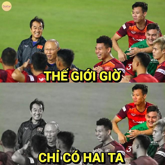 Quế Ngọc Hải nhảy lên lưng Văn Lâm, trêu đồng đội không phải gấu dữ-2