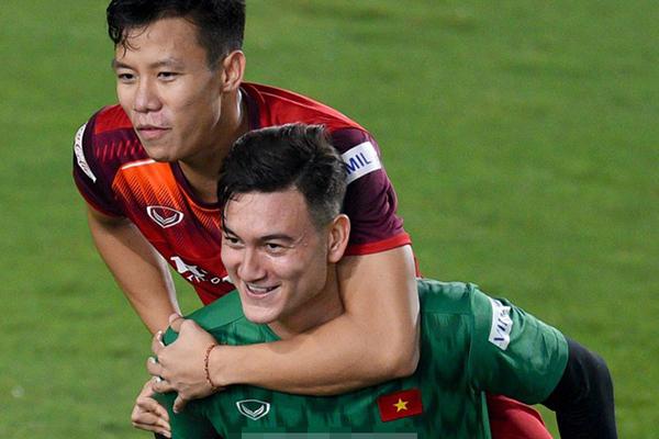 Quế Ngọc Hải và dàn cầu thủ bị WAGs đăng ảnh dìm hàng-8