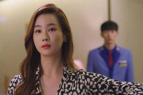 Chồng ngoại tình trơ trẽn đòi ly hôn khi bị lộ, tôi cười nhẹ tung ra bí mật đắt giá