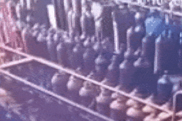 Clip: Tài xế Grabbike lao lên xe đánh tài xế xe buýt rồi bị chốt cửa, bất chấp CSGT gào thét Mở cửa ra-2