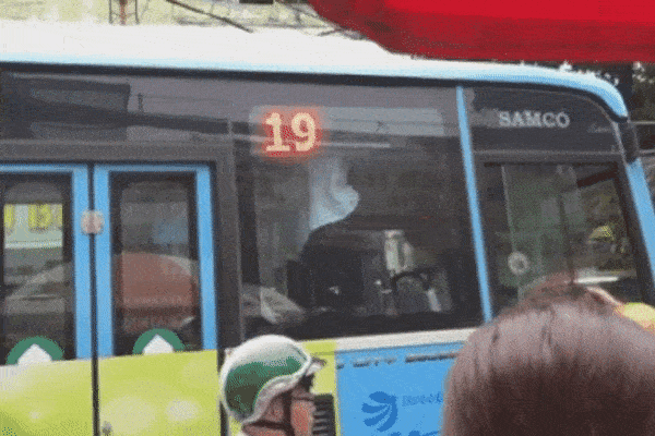 Clip: Tài xế Grabbike lao lên xe đánh tài xế xe buýt rồi bị chốt cửa, bất chấp CSGT gào thét Mở cửa ra-1