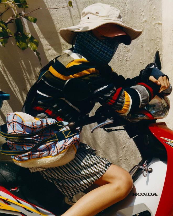 Xe ôm Việt Nam diện quần áo hàng hiệu giá nghìn đô ra phố-1