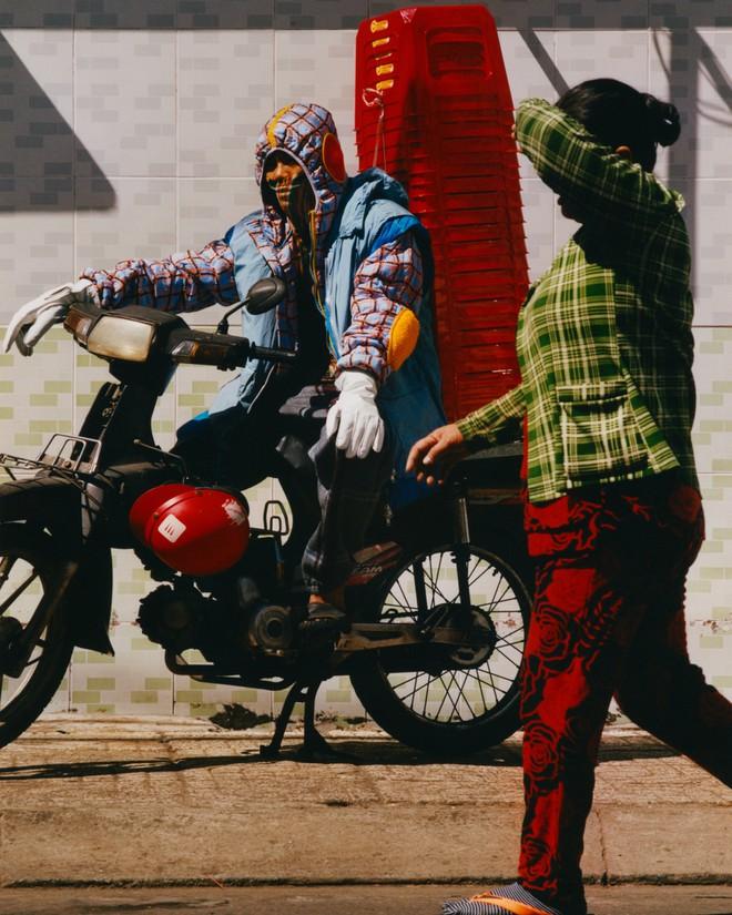 Xe ôm Việt Nam diện quần áo hàng hiệu giá nghìn đô ra phố-2