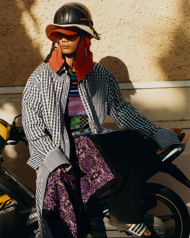 Xe ôm Việt Nam diện quần áo hàng hiệu giá nghìn đô ra phố-5