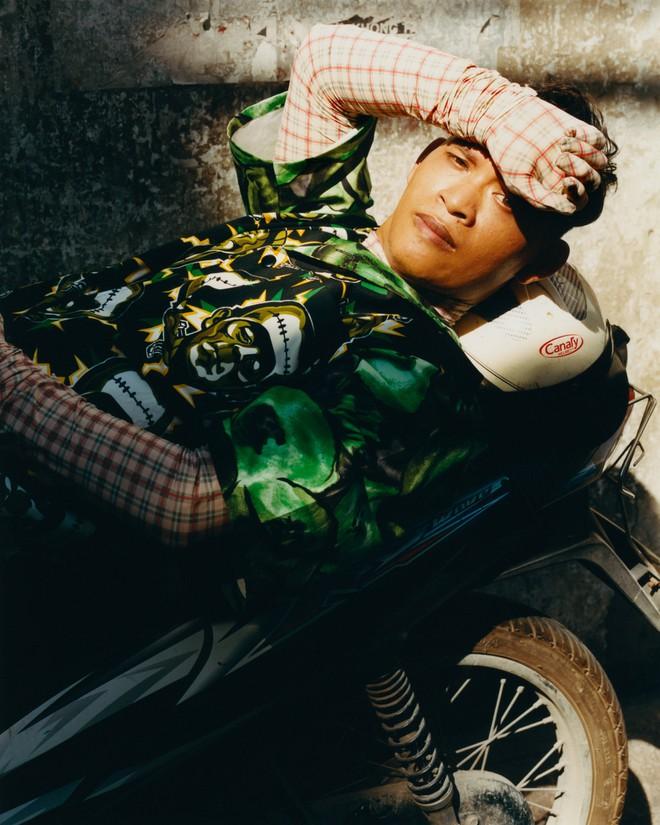 Xe ôm Việt Nam diện quần áo hàng hiệu giá nghìn đô ra phố-6