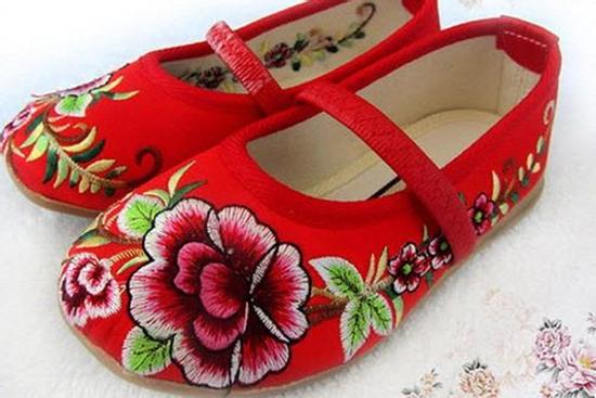 Muốn vợ chồng trăm năm hạnh phúc, tài lộc thăng hoa, đừng quên đặt thứ này dưới gầm giường