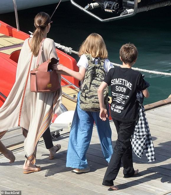 Hai chi tiết trong bức ảnh gần đây cho thấy bản chất con người thật của Angelina Jolie-4