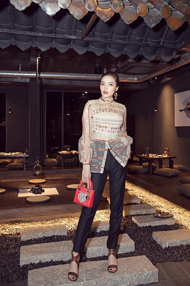 Đắp lên người set đồ sương sương 30 tỷ đồng, Lệ Quyên với khuôn mặt hack tuổi chặt đẹp đàn em-1