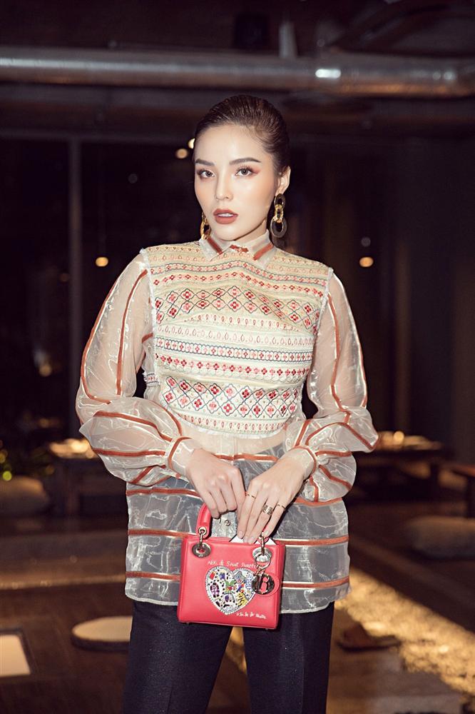 Đắp lên người set đồ sương sương 30 tỷ đồng, Lệ Quyên với khuôn mặt hack tuổi chặt đẹp đàn em-2