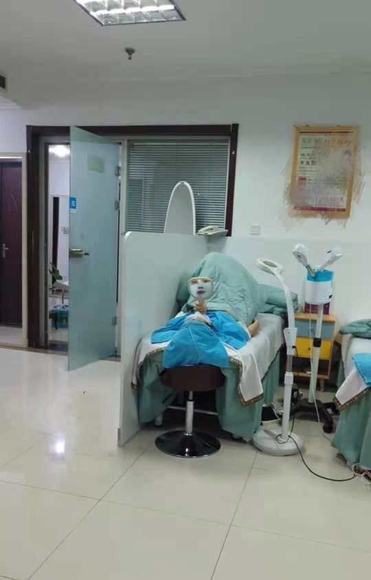 Hú hồn người phụ nữ nằm trên giường với khuôn mặt trắng bệch, lý do thật phía sau làm ai cũng cười bò-1