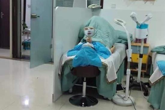 'Hú hồn' người phụ nữ nằm trên giường với khuôn mặt trắng bệch, lý do thật phía sau làm ai cũng cười bò