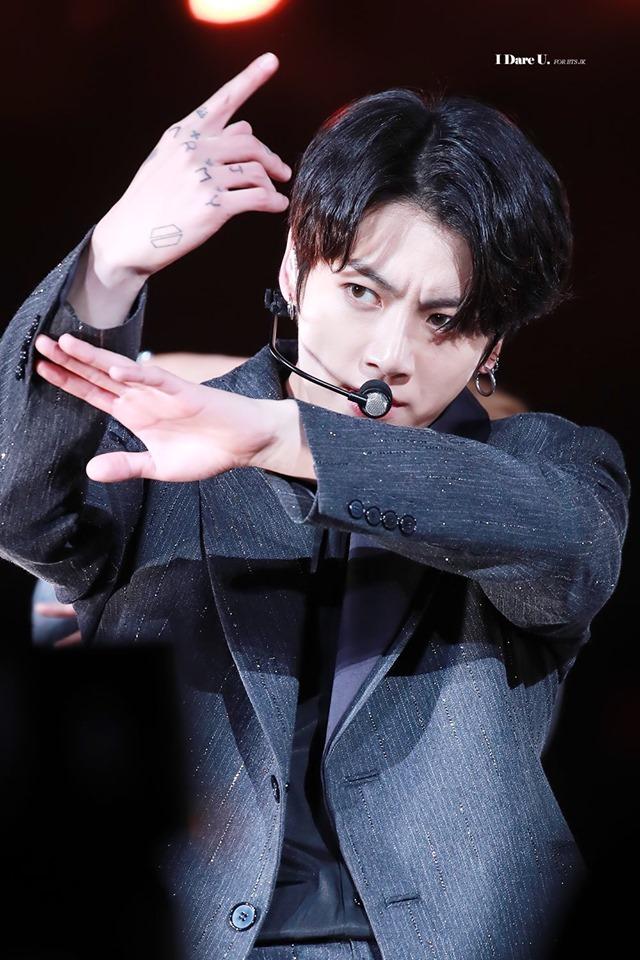 Hứa tung mixtape ngầu như các anh lớn, vì sao Jungkook lại chọn đường an toàn khi chỉ phát hành solo?-4