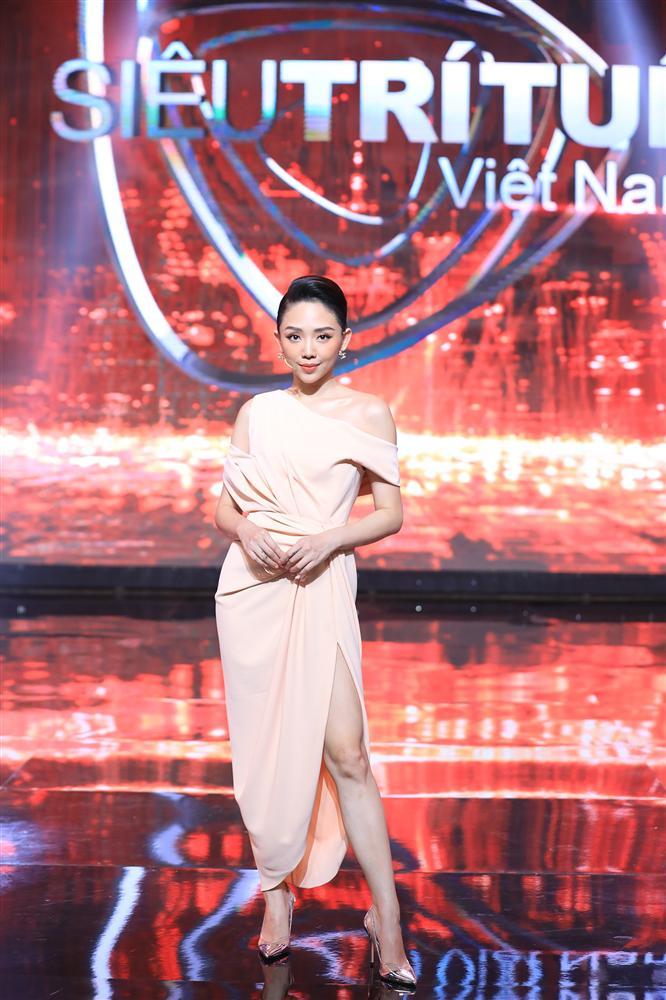 Bị chê bai thậm tệ trên ghế nóng Siêu Trí Tuệ, Tóc Tiên chẳng những không buồn mà còn thấy quá may-3