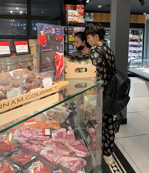 Lộ ảnh ôm ấp - tựa đầu tình cảm, Hoàng Thùy Linh và Gil Lê khó chối bỏ nghi án yêu đương-8