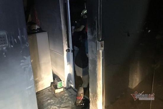 Đôi nam nữ hoảng loạn kêu cứu trong căn nhà bốc cháy ở Sài Gòn