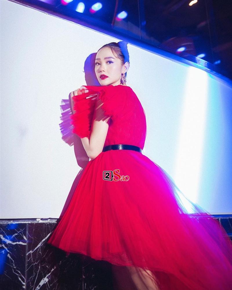 Sát sạt ngày cưới, Đông Nhi có màn đụng hàng cực gắt với Hà Hồ - Minh Hằng-6