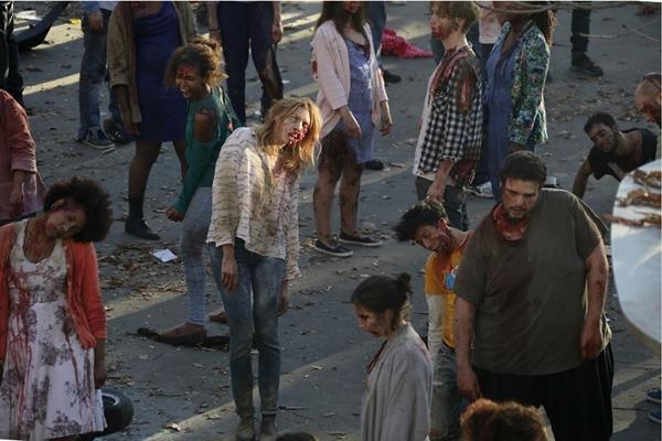 The Night Eats the World (2018): Bộ phim kinh dị của Pháp là một trong những tác phẩm gây được ấn tượng với khán giả gần đây. Phim là hành trình sinh tồn đơn độc của người đàn ông tên Sam. Thức dậy sau một đêm tiệc tùng, anh phát hiện ra zombie đã tràn lan khắp mọi ngõ ngách của Paris và anh là người duy nhất chưa bị lây nhiễm. Điều thú vị nằm ở bối cảnh được xây dựng là một xã hội chỉ còn có zombie còn con người hầu như đã biến mất.