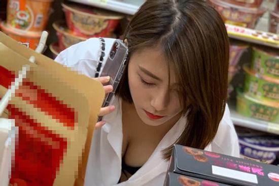 Cô gái trẻ 'khoe' vòng 1 căng tràn khi đi siêu thị, ảnh đời thường còn ngây ngất hơn nhiều