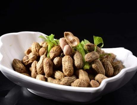 Khi luộc lạc đừng chỉ cho mỗi muối, thêm nguyên liệu này vào lạc ngon không cưỡng nổi-2