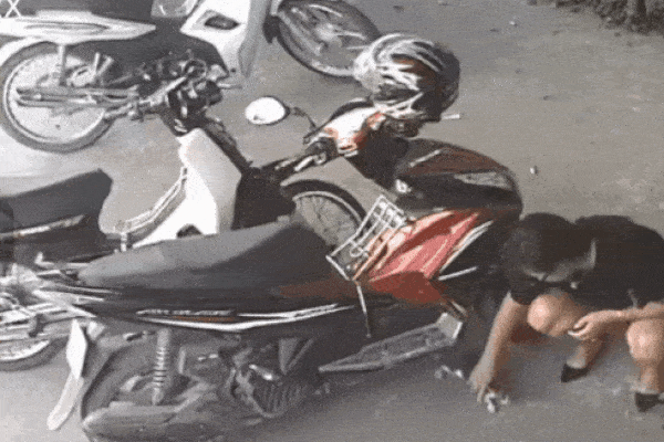 Clip: Vừa đi xe máy và lướt điện thoại, thanh niên nhận cái kết đắng khi đâm đầu vào xe ba gác-2