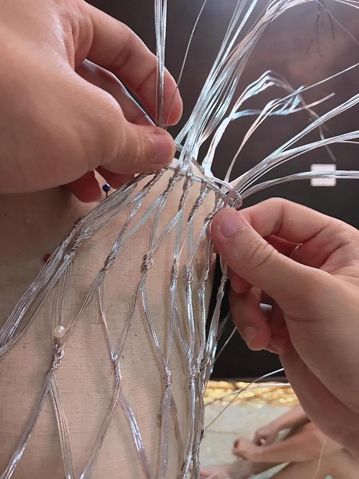 Hoàng Thùy sẽ trình diễn trang phục dân tộc tại Miss Universe 2019 với một chiếc thìa siêu to khổng lồ?-4