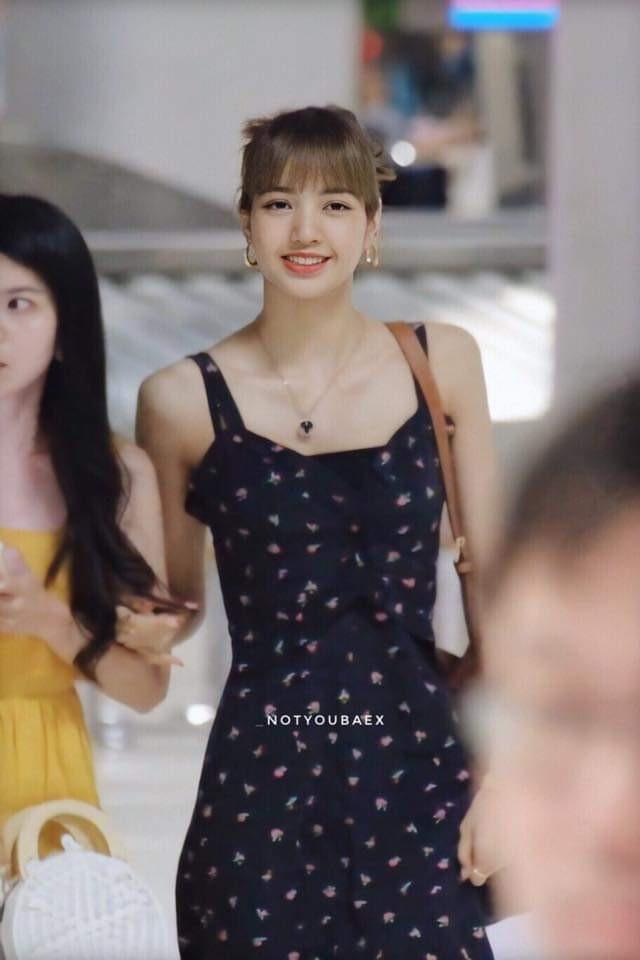 Lisa diện váy hoa khoe vai thon, đeo túi hàng hiệu ra sân bay-2