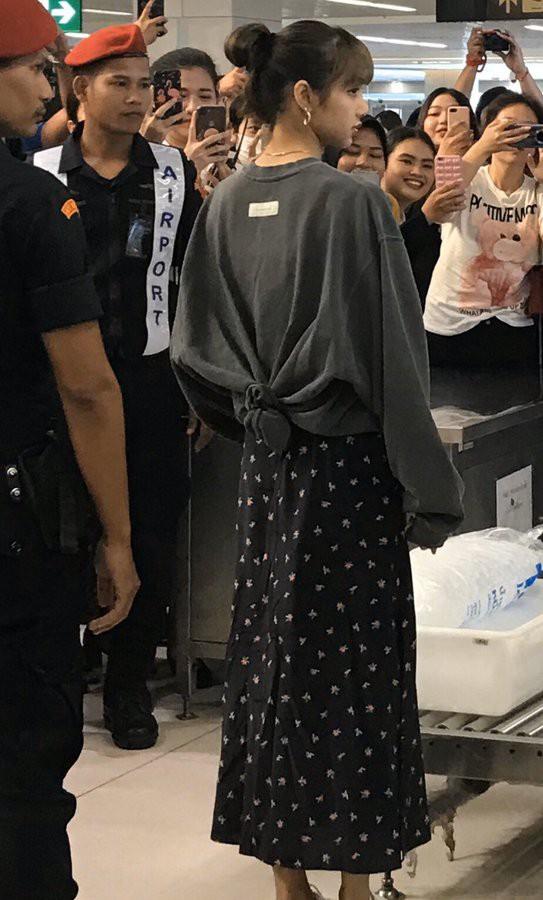 Lisa diện váy hoa khoe vai thon, đeo túi hàng hiệu ra sân bay-3