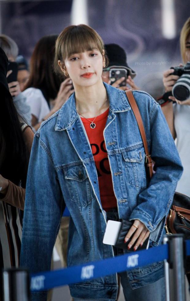 Lisa diện váy hoa khoe vai thon, đeo túi hàng hiệu ra sân bay-5